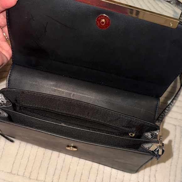 Elegant Black Crossbody Bag - Picture 4 of 6